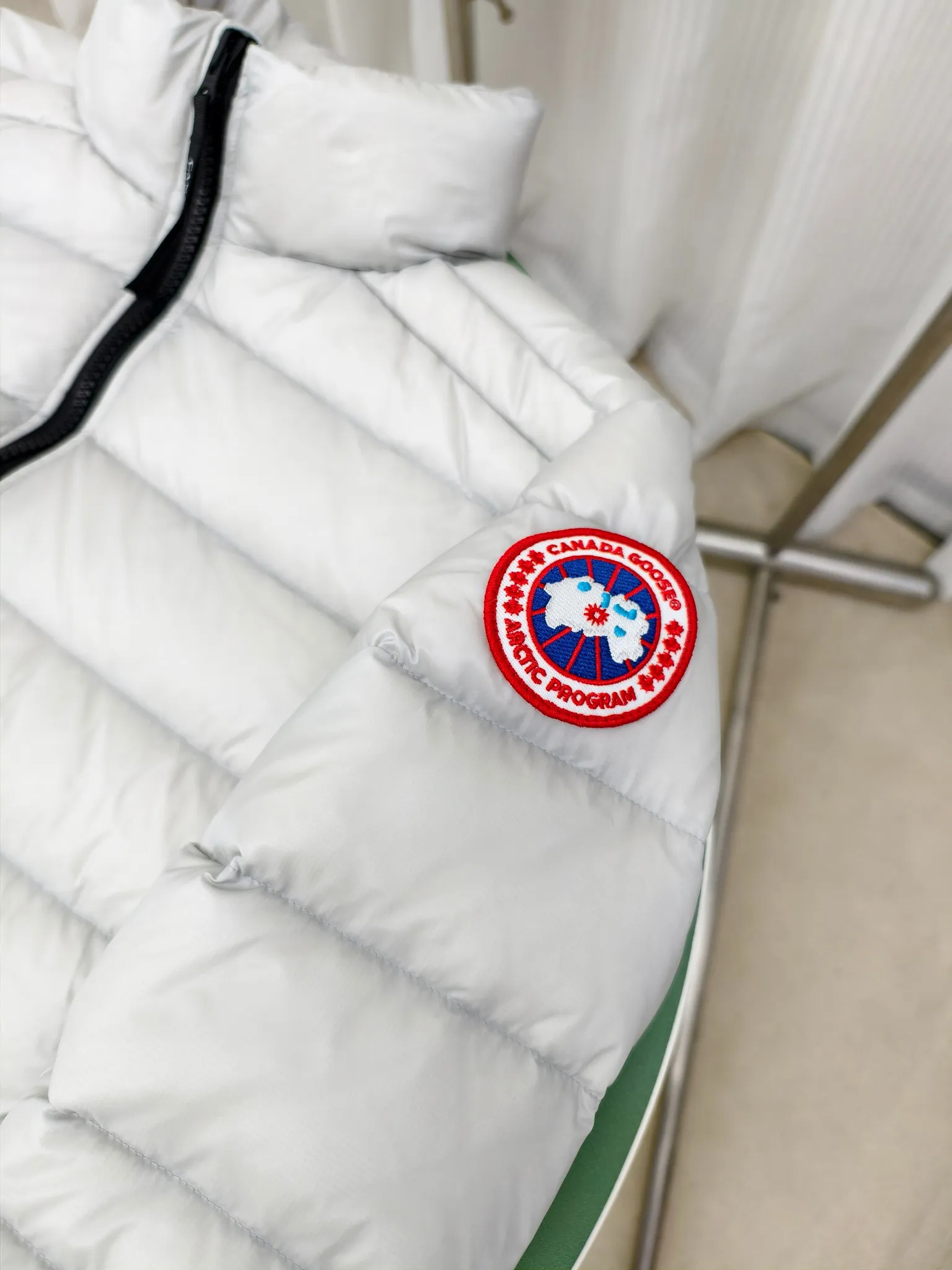 P880 2228M model (high version) Canada goose Crofton down jacket, this is a down jacket suitable for late autumn and early winter: on cold and rainy mornings, it can be used as a layer of warmth inside the rainproof jacket, and can be worn alone in the late autumn and early winter with a little bit of coolness. Filled with white duck down. The Crofton Jacket is a versatile, lightweight and versatile piece that even packs itself in for easy transport. The inner layer has removable elastic straps, making the jacket easy to carry on the shoulder and hands-free. 2 zippered hand pockets with fleece fabric on the knuckle side for softness and warmth. Color: black with black label, black with red label, ocean blue, superoxide blue, silver birch red label, silver birch black label Size: XS-2XL